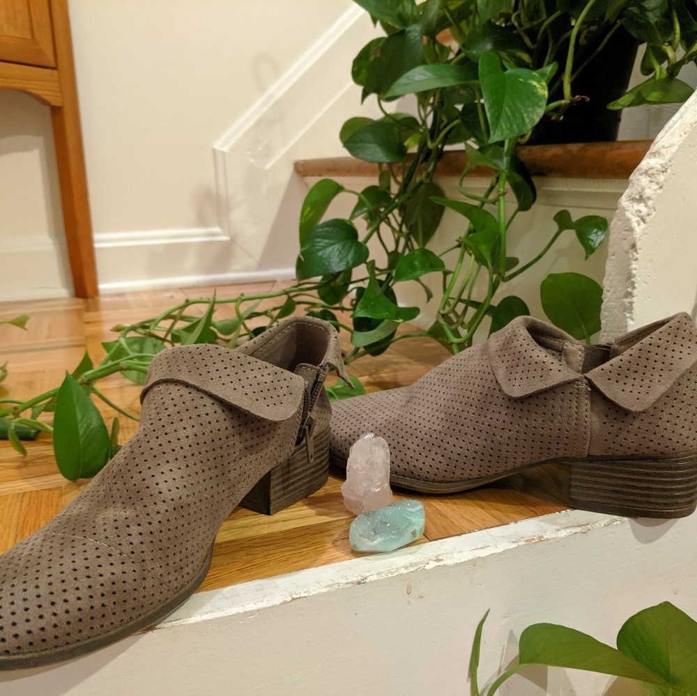 New w/o tags Chelsea booties